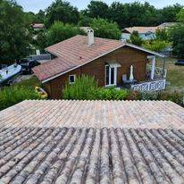 Nettoyage et démoussage de toiture professionnel dans le Médoc 33