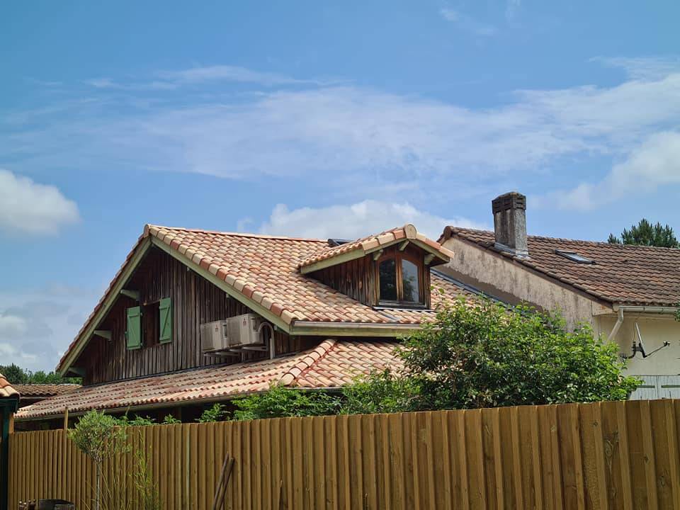 Réalisation d'une couverture complète en tuiles Poudenx Méridionales ton pastel pour une maison ancienne Lacanau en Gironde