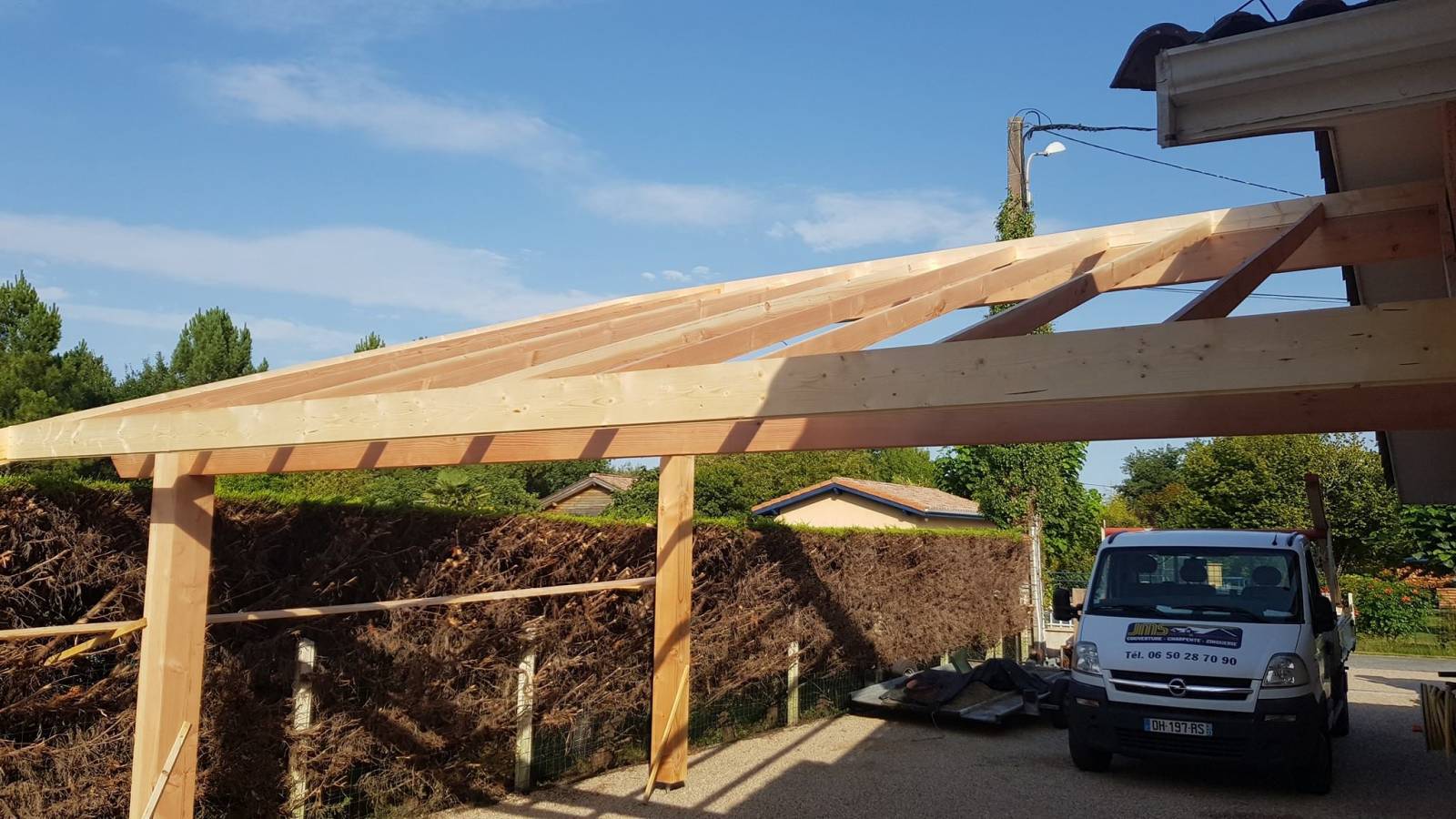Fabrication et pose d'un carport bois pour abriter deux véhicules Martignas en Jalles près de Bordeaux