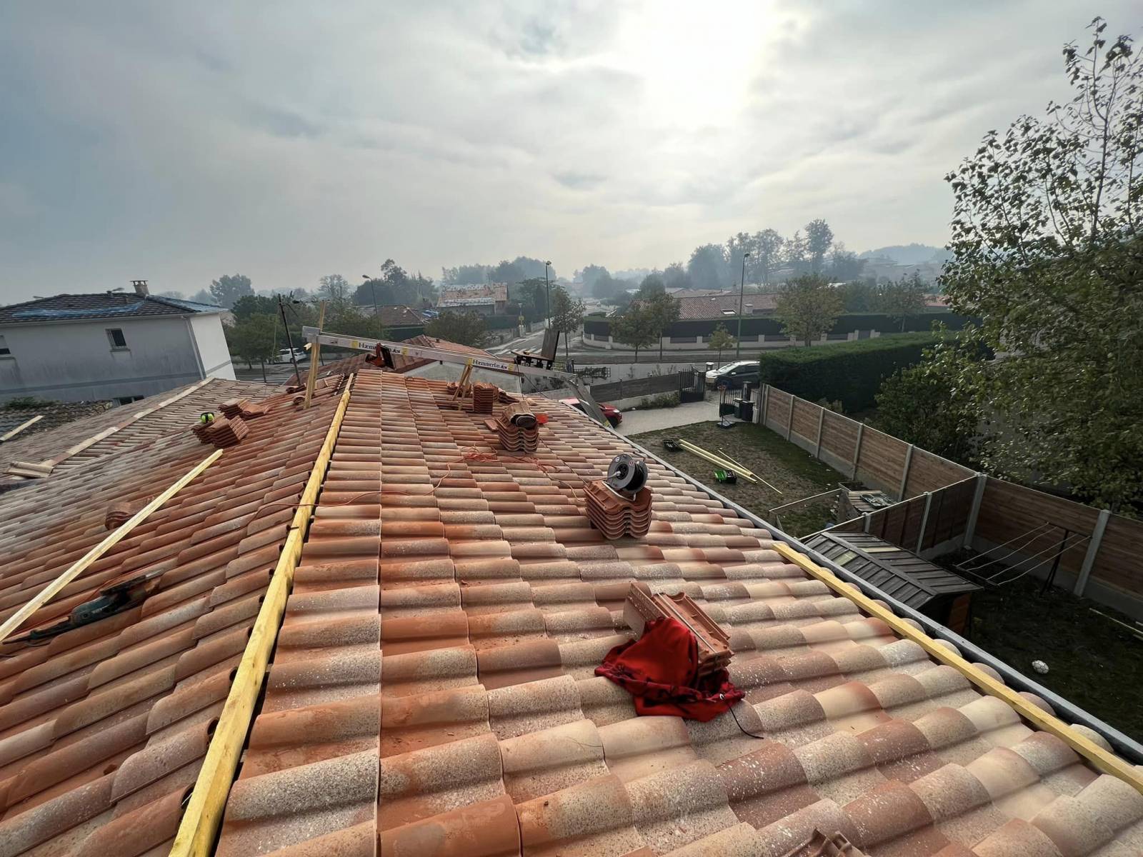 Comment protéger sa toiture de la grêle et des intempéries dans le Médoc ?