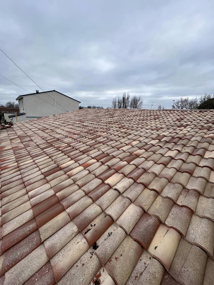Artisan couvreur pour rénover une toiture en tuiles Romane vers Eysines proche Bordeaux