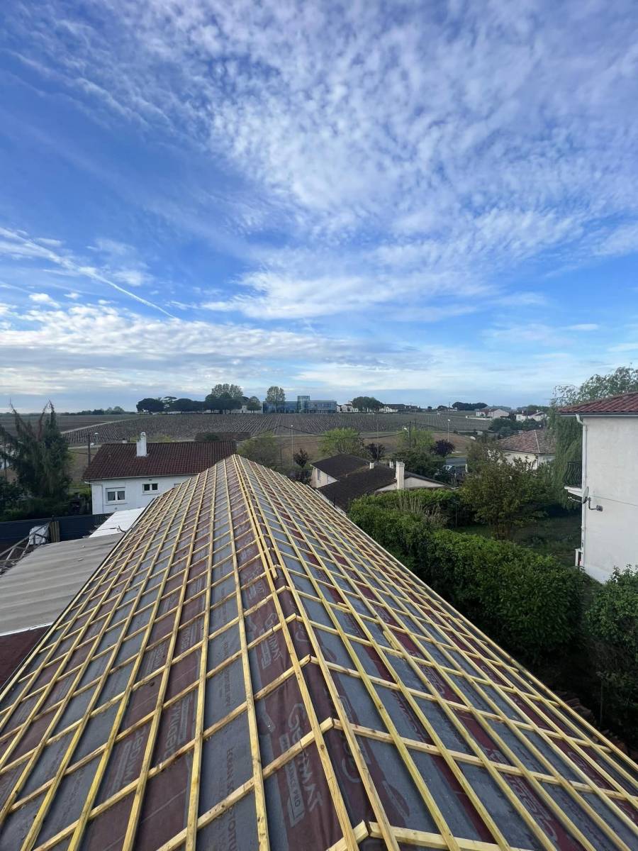 Artisan charpentier couvreur pour rénover une toiture en tuiles romane dans le Médoc 33