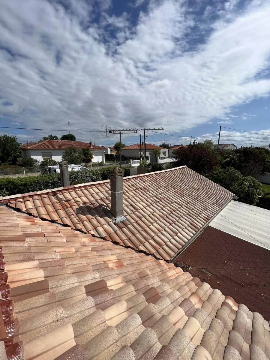 Artisan charpentier couvreur pour rénover une toiture intégrale dans le Médoc 33