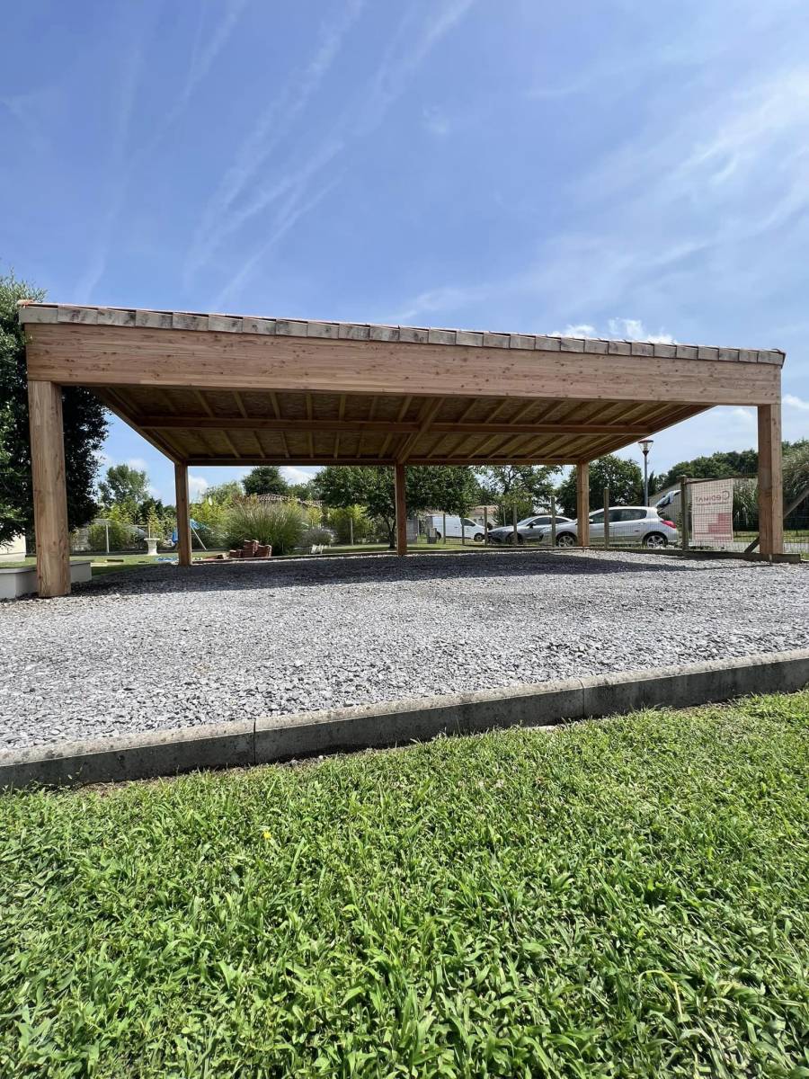 Artisan charpentier couvreur pour création carport bois Douglas Médoc 33