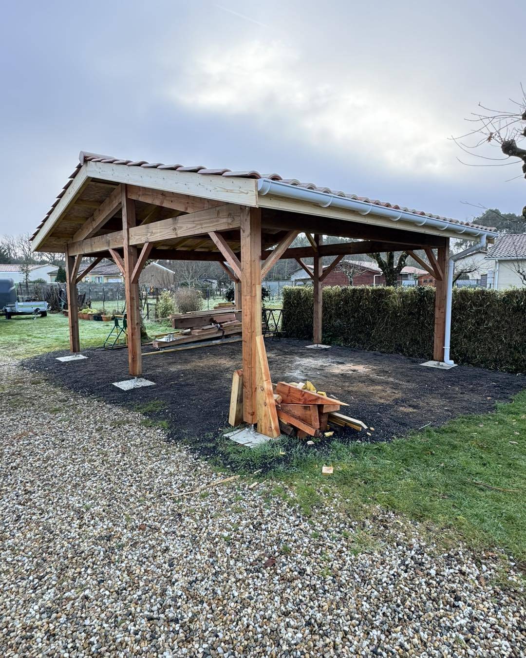 Création carbois sur-mesure pour abriter des véhicules dans le Médoc