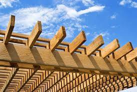 Combien coûte la fabrication et pose d'une pergola de jardin en bois par un artisan spécialisé à Blanquefort ?