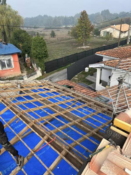 Installation d'un écran sous toiture et rénovation intégrale des tuiles par une entreprise de couverture Listrac Médoc