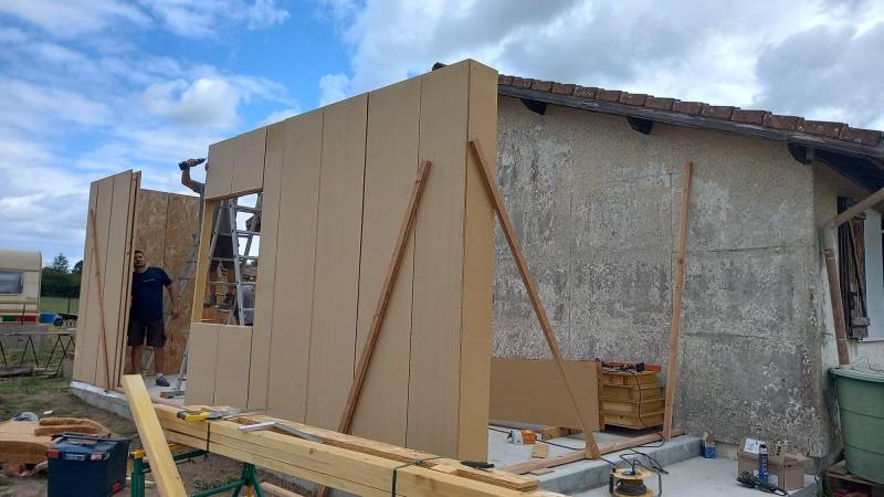 Artisan charpentier couvreur pour construire une extension de garage en ossature bois dans le Médoc