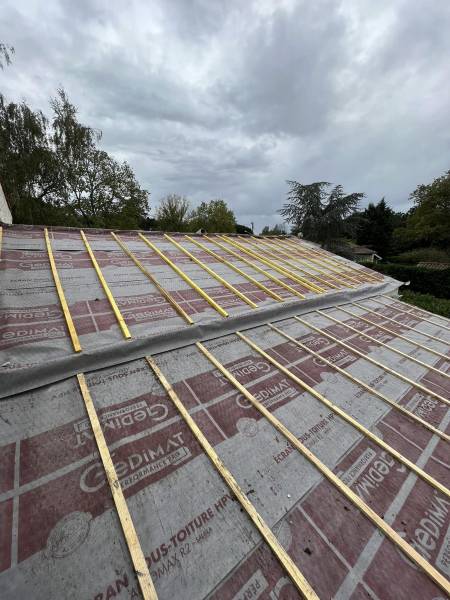 Prix pour faire changer une toiture complète par un professionnel avec pose de pare-pluie région du Médoc