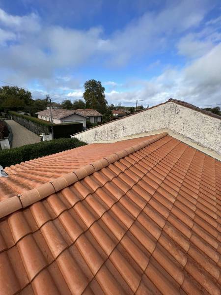 Couvreur professionnel pour refaire une toiture intégrale en tuiles Romanes dans le Médoc
