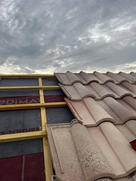 Couvreur professionnel pour rénovation de toiture complète dans le Médoc