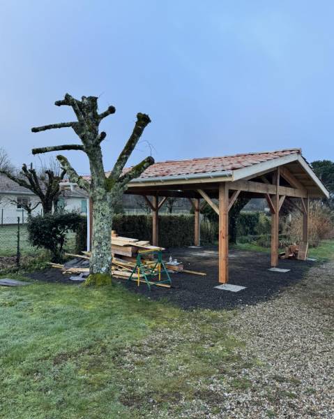Réalisation d'un carport en bois Douglas par un artisan charpentier couvreur à Avensan dans le Médoc