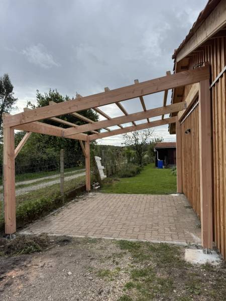 Pose de pergola adossée à Blanquefort pour création d’un espace ombragé et esthétique en bois traité
